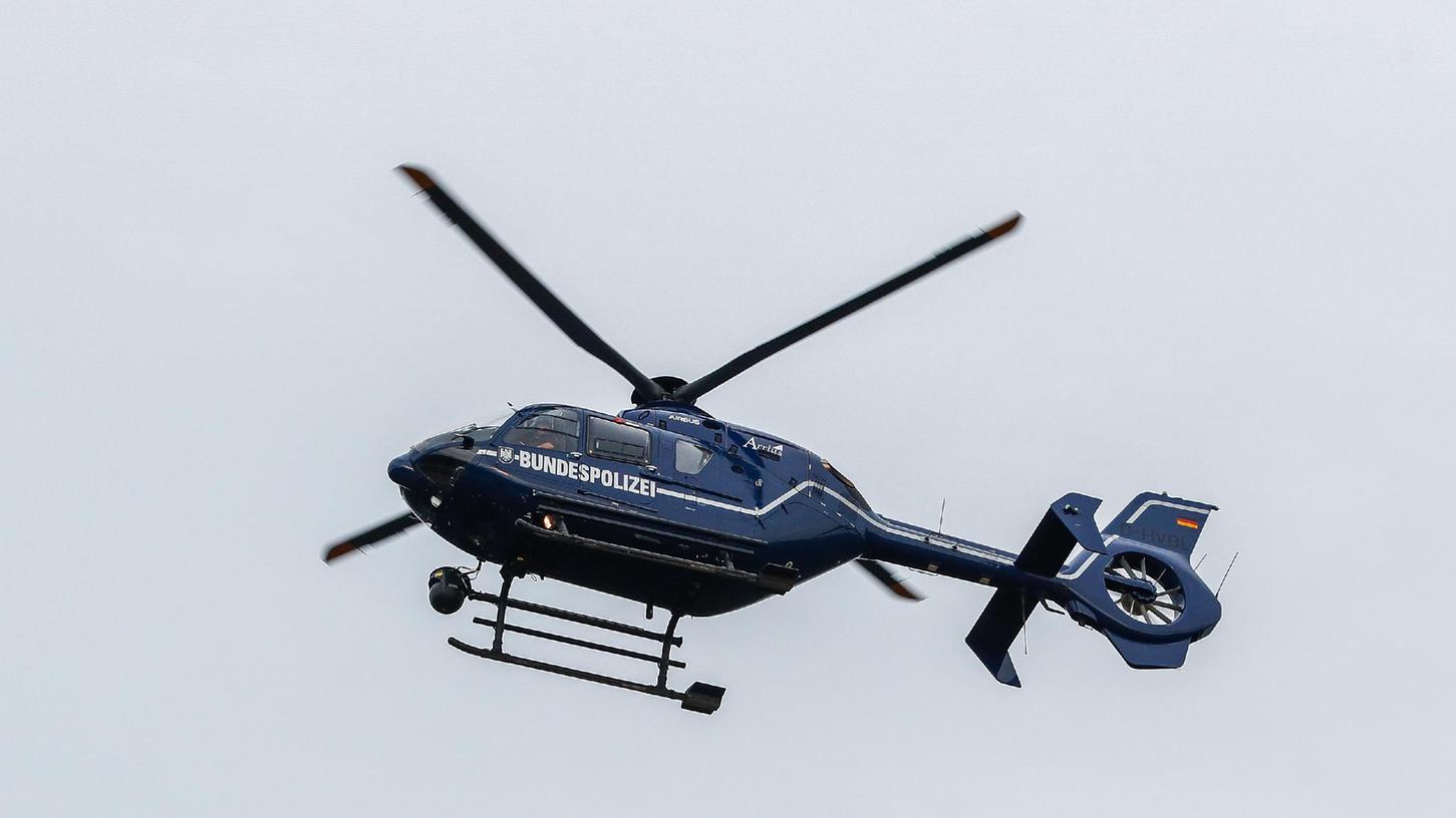 Bei einem Polizeieinsatz in Erlangen am Samstagabend wurde auch die Hilfe eines Hubschraubers benötigt. (Symbolbild)
