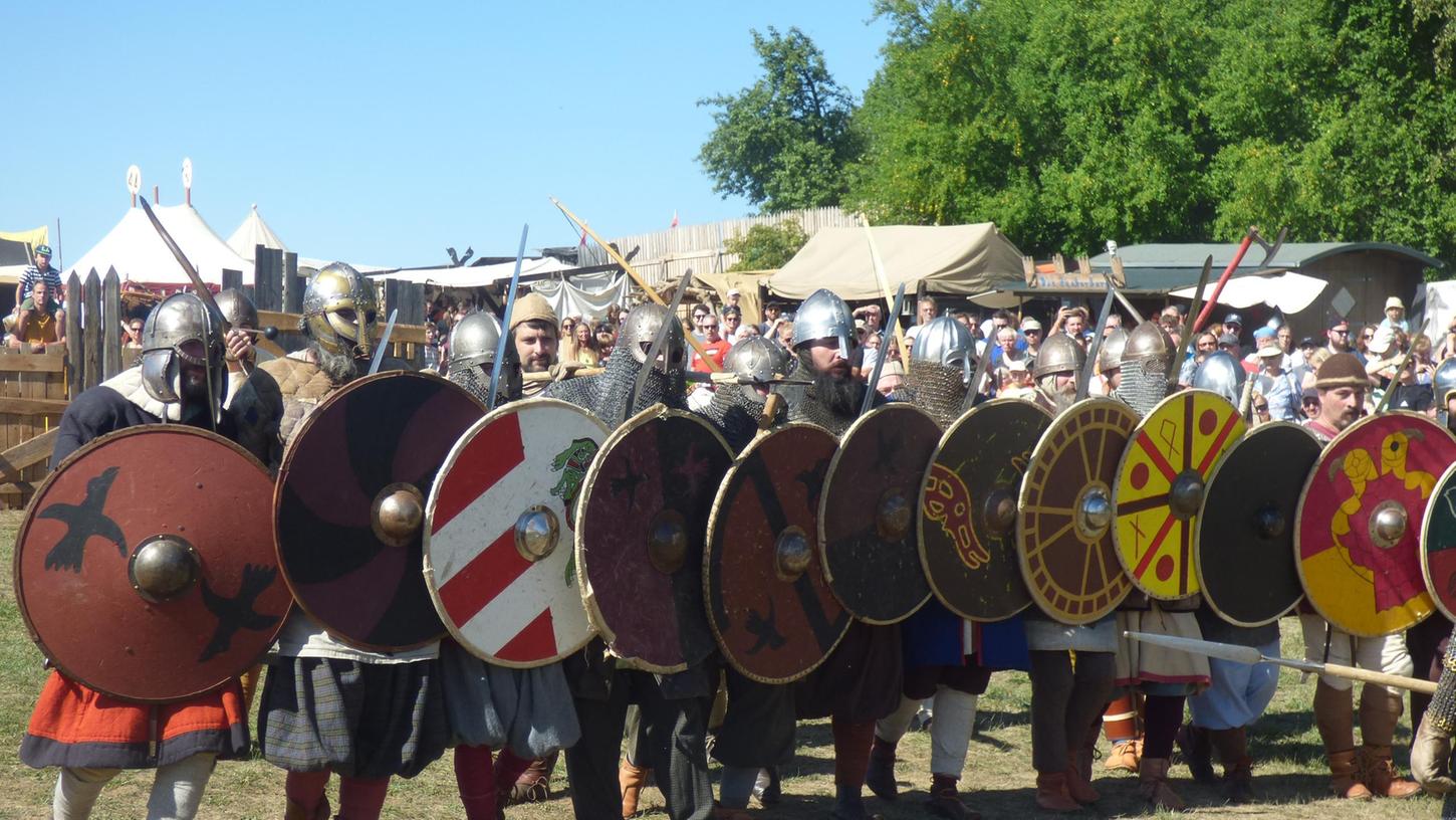 Groß war der Zuschaueransturm bei der Feldschlacht des Mittelaltermarktes auf Burg Rabenstein. 