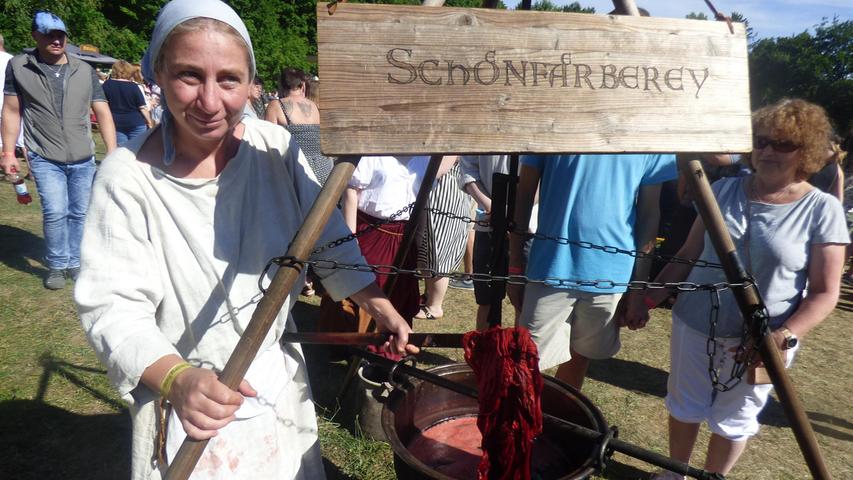 Die „Schönfärberin“ aus der Nähe von Heidelberg kommt mit ihrer „Schoenfaerberey“ schon seit vielen Jahren nach Rabenstein. Die „Schönfärberin“ aus der Nähe von Heidelberg kommt mit ihrer „Schoenfaerberey“ schon seit vielen Jahren nach Rabenstein.
