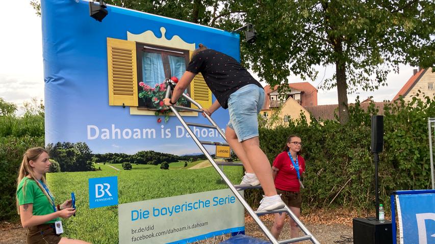 Die Fans der bayerischen Serie "Dahoam is Dahoam" kletterten beim "Fensterln" die wackelige Leiter hinauf.