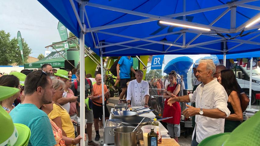 Live gekocht wurde auch. Andreas Geitl bereitete untere anderem Hendl-Piccata mit Zitronenpolenta für die Zuschauerinnen und Zuschauer zu. Währenddessen lauschten die Hungrigen gespannt seinen Kochphilosophien.