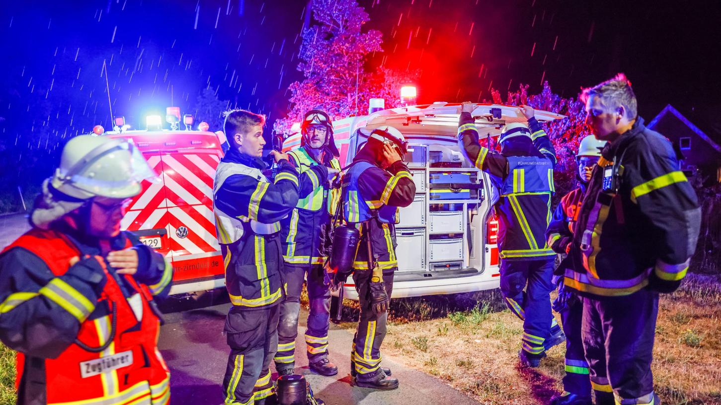 Auf etwa 1200 Quadratmetern breiteten sich die Flammen aus, die Feuerwehren hatten den Brand schnell im Griff. Auf etwa 1200 Quadratmetern breiteten sich die Flammen aus, die Feuerwehren hatten den Brand schnell im Griff.