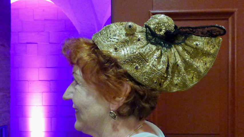 Besonders glänzendes Highlight waren die Passauer Goldhaubenfrauen, die ein gutes Stück niederbayerischer Volkstradition mitgebracht hatten. „Es dauert 370 Stunden, bis so eine Haube fertig ist“, erklärten sie.