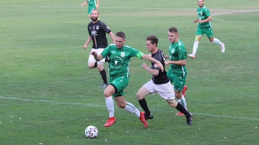 Der SV Wettelsheim (in Grün) und die Sportfreunde Dinkelsbühl trennten sich in der Bezirksliga Süd mit einem 2:2-Unentschieden.