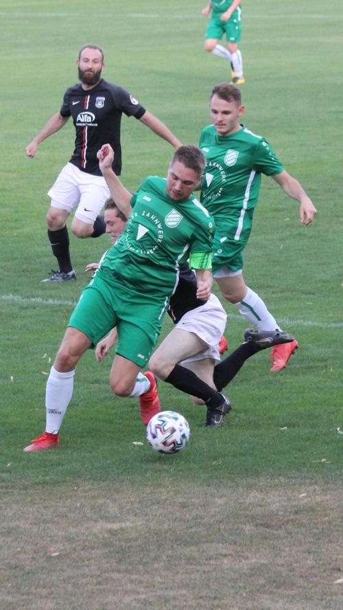 Der SV Wettelsheim (in Grün) und die Sportfreunde Dinkelsbühl trennten sich in der Bezirksliga Süd mit einem 2:2-Unentschieden. Hier klärt "Hansi" Döbler, der in der Nachspielzeit per Elfmeter den 2:2-Endstand erzielte.