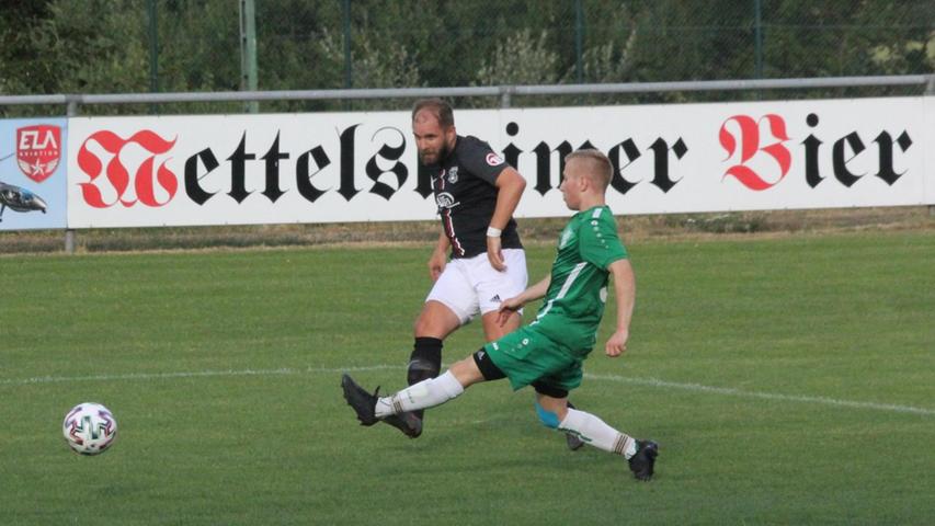 Der SV Wettelsheim (in Grün) und die Sportfreunde Dinkelsbühl trennten sich in der Bezirksliga Süd mit einem 2:2-Unentschieden.