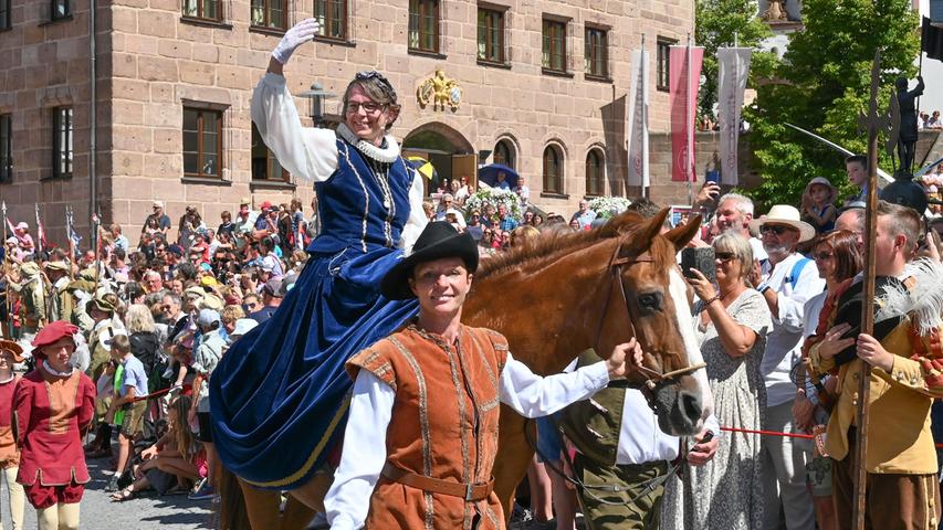 Burgfest mit umjubeltem Einzug: So feierte Hilpoltstein seine Pfalzgräfin
