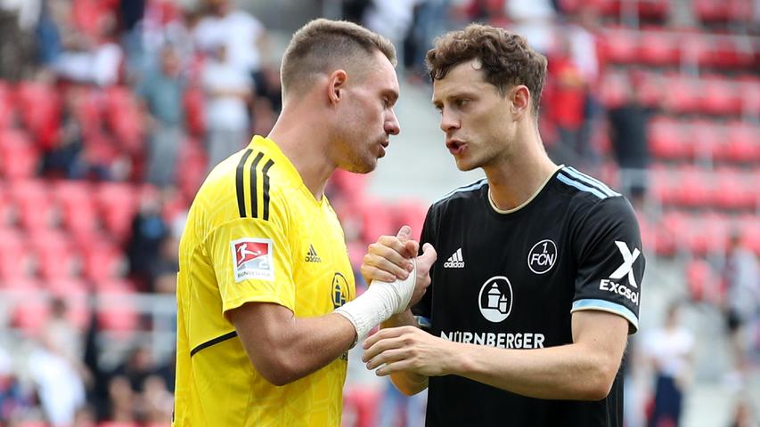 Club-Keeper Christian Mathenia (links) konnte seinem neuen Innenverteidiger James Lawrence nach dem 0:0 in Regensburg zu einer gelungenen Premiere gratulieren.