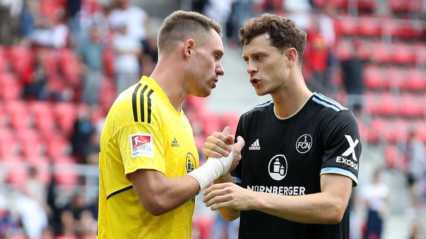 Club-Keeper Christian Mathenia (links) konnte seinem neuen Innenverteidiger James Lawrence nach dem 0:0 in Regensburg zu einer gelungenen Premiere gratulieren. Club-Keeper Christian Mathenia (links) konnte seinem neuen Innenverteidiger James Lawrence nach dem 0:0 in Regensburg zu einer gelungenen Premiere gratulieren.