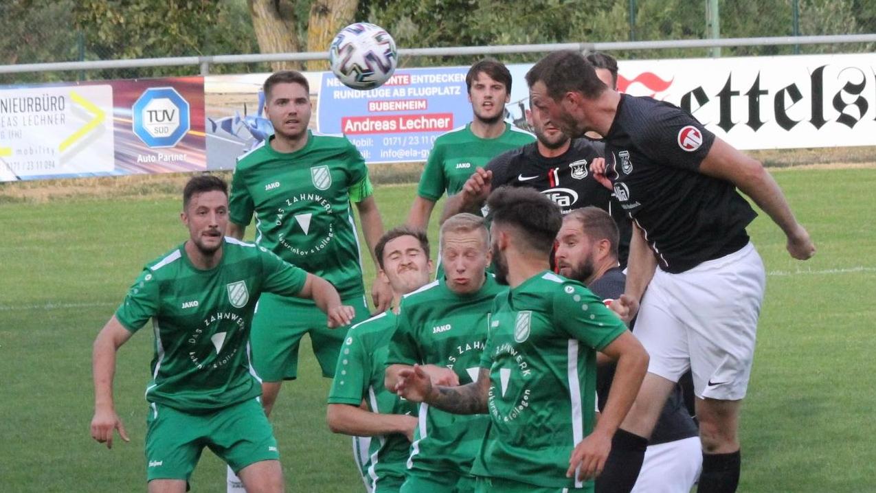 Vollversammlung im Strafraum: Der SV Wettelsheim (in Grün) und der SV Sportfreunde Dinkelsbühl trennten sich in der Fußball-Bezirksliga Süd nach gut 95 spannenden Minuten mit einem 2:2-Unentschieden.  