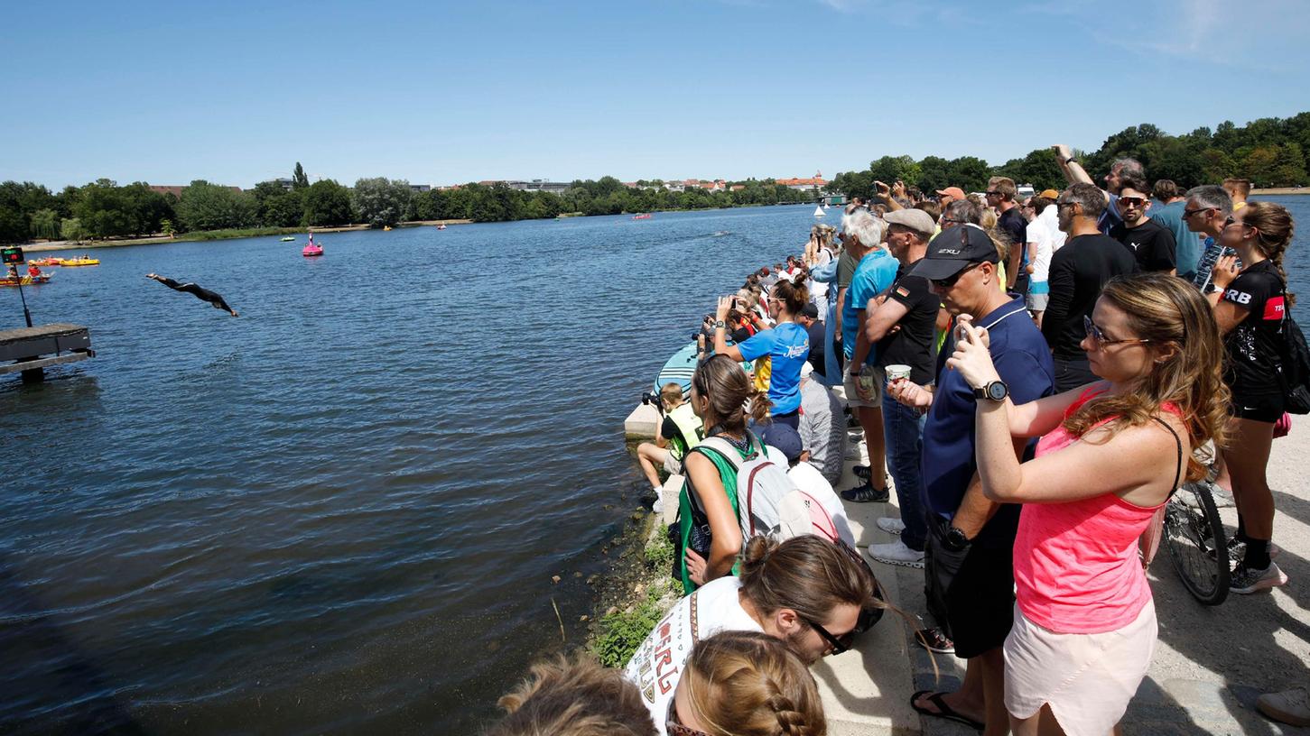 Schwimmen im Freiwasser: Das kann man beim Triathlon Nürnberg im Wöhrder See ausprobieren. Schwimmen im Freiwasser: Das kann man beim Triathlon Nürnberg im Wöhrder See ausprobieren.