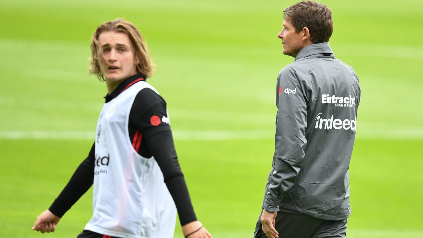 Stürmer Ali Akman (l) steht beim Frankfurter Training neben Cheftrainer Oliver Glasner. Stürmer Ali Akman (l) steht beim Frankfurter Training neben Cheftrainer Oliver Glasner.