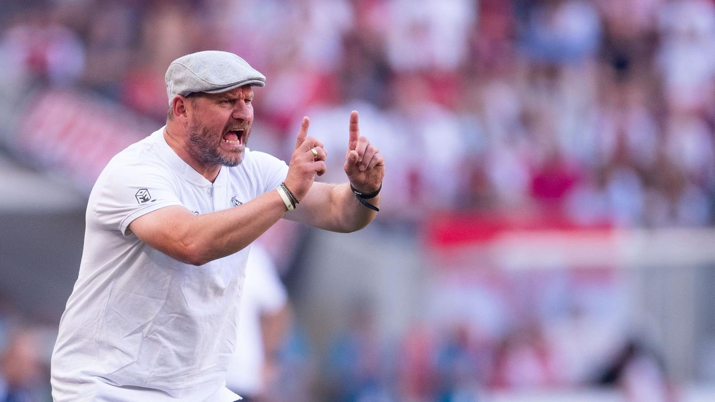 Kölns Trainer Steffen Baumgart gestikuliert an der Seitenlinie. Kölns Trainer Steffen Baumgart gestikuliert an der Seitenlinie.