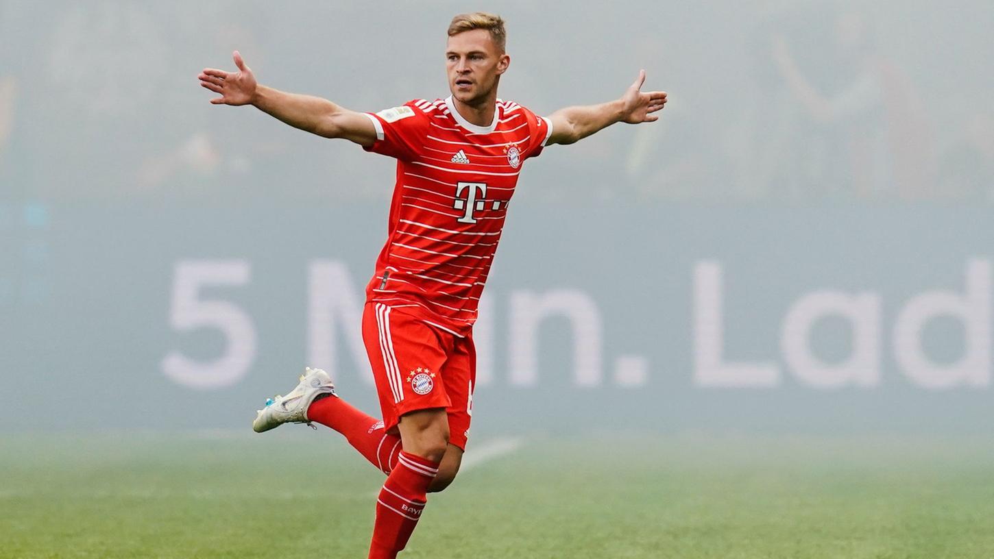 Testet mit einigen Teamkollegen mal die Frankfurter Currywurst aus: Bayern-Star Joshua Kimmich. Testet mit einigen Teamkollegen mal die Frankfurter Currywurst aus: Bayern-Star Joshua Kimmich.