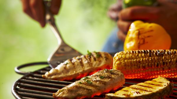 "Gut bis sehr gut" – so lief das Geschäft mit Grillgut diesen Sommer bei der Metzgerei Kleinlein an der Äußeren Bucher Straße. Die Nürnberger grillen schließlich immer häufiger. Lange im Voraus geplant wird allerdings nicht mehr, so Inhaberin Monika Böcklein. Weil viele Kunden mittlerweile nicht mehr mit Holzkohle sondern mit Gas grillen, könne man auch nach Feierabend kurzfristig noch den Grill anschüren.