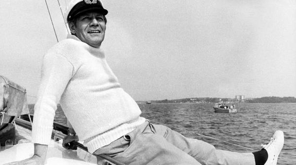 Nach dem Eiswinter folgte ein Extremsommer im Jahr 1947. Es kam zu einer riesigen Lebensmittelknappheit, Felder wurde streng bewacht, Tiere wurden wegen mangelndem Futter notgeschlachtet. Helmut Schmidt legte seine schwarzen Anzüge ab und wechselte zu Weißen.