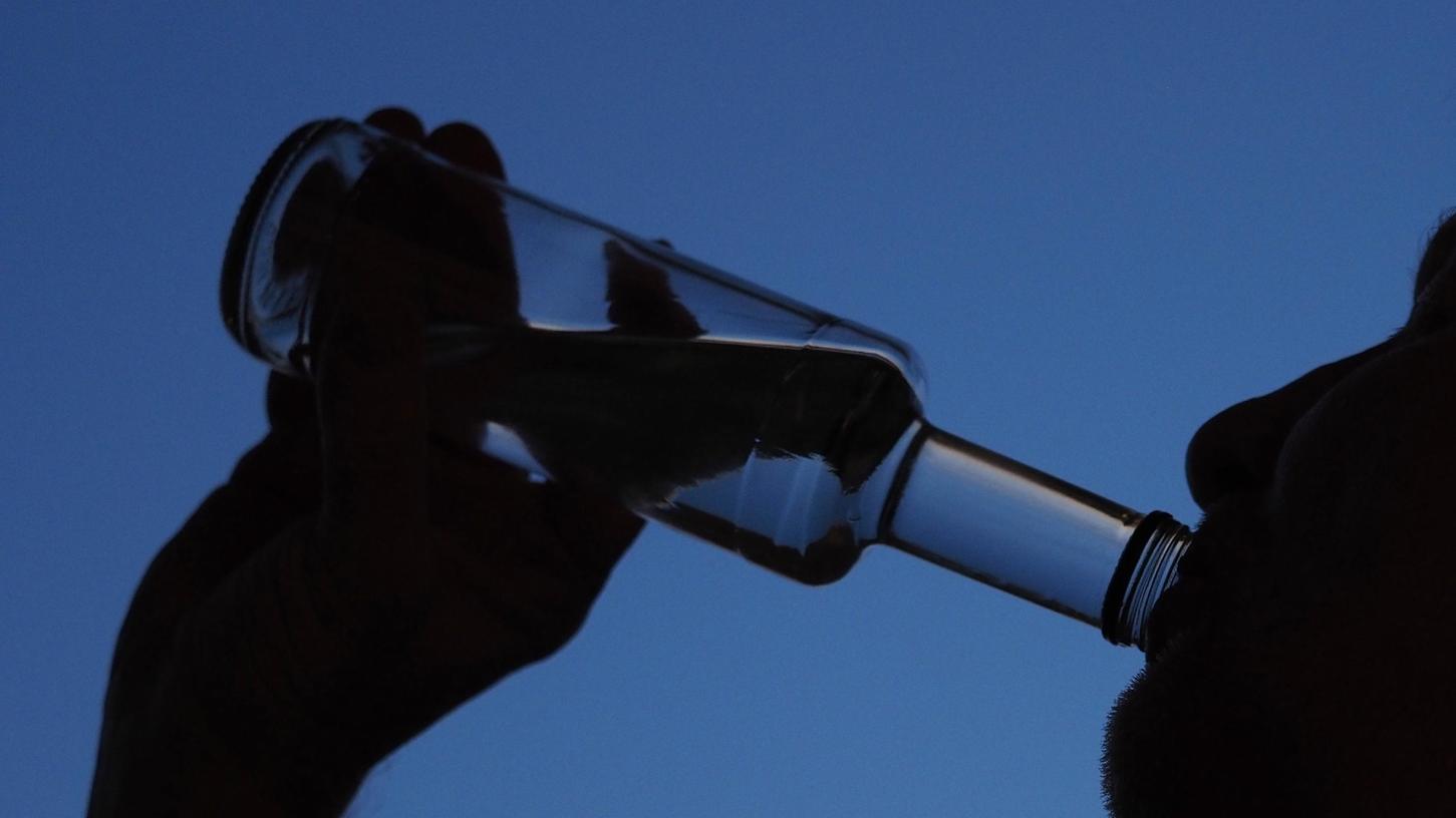 Reichlich Alkohol getrunken hat ein Mann bei der Eyber Kerwa - dann lag er im Gebüsch.
Reichlich Alkohol getrunken hat ein Mann bei der Eyber Kerwa - dann lag er im Gebüsch.