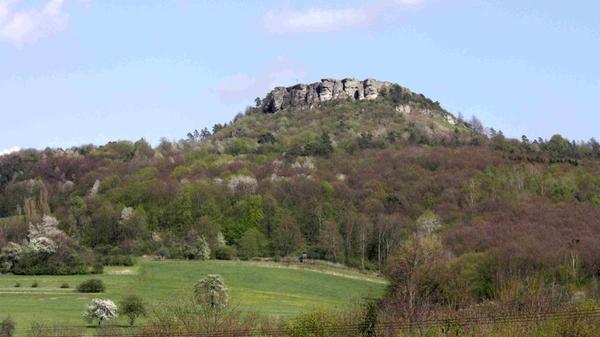 Markantes Wahrzeichen im oberen Maintal und schon seit der Jungsteinzeit eine wichtige Siedlung im "Gottesgarten": Der Staffelberg bei Lichtenfels. Er zählt offiziell zu Bayerns schönsten Geotopen.