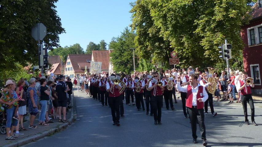 Musikalisch begleitet wurden sie vom Blasorchester Georgensgmünd, der Stadtkapelle Heideck sowie dem Musikverein Röttenbach.