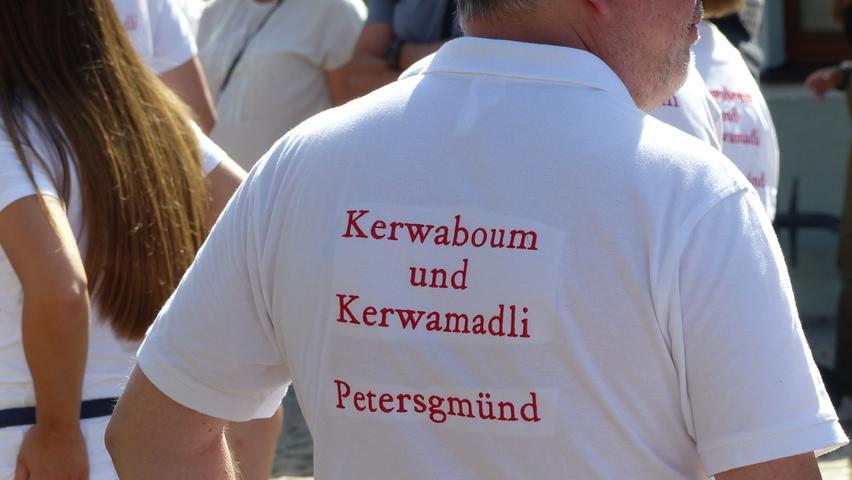 Im internen Kerwabaum-Aufstellvergleich zwischen den Petersgmünder Kerwaboum und -madli und der Freiwilligen Feuerwehr Georgensmgünd steht es nun 2:0 für den Ortsteil...