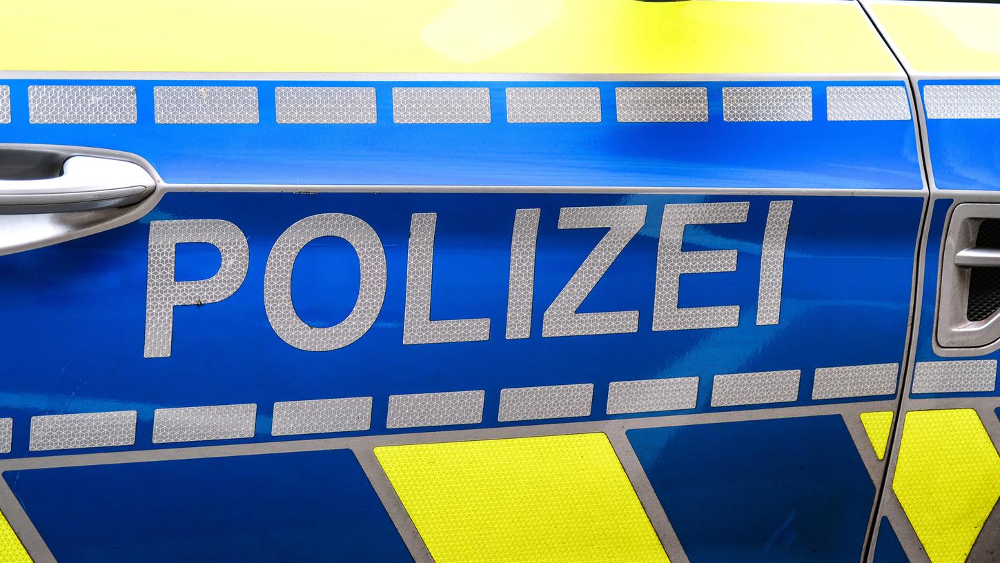 Ein Polizeiauto demolierte ein aggressiver Mann in Ansbach.