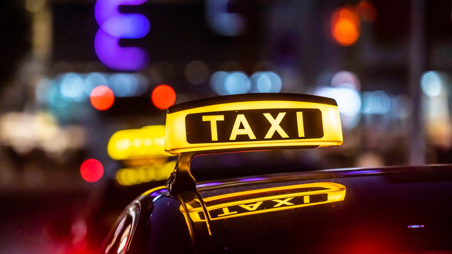 Wer ergattert einen Platz im Taxi? Darüber gerieten sich bei Pfeffertshofen einige alkoholisierte Männer in die Haare.
Wer ergattert einen Platz im Taxi? Darüber gerieten sich bei Pfeffertshofen einige alkoholisierte Männer in die Haare.