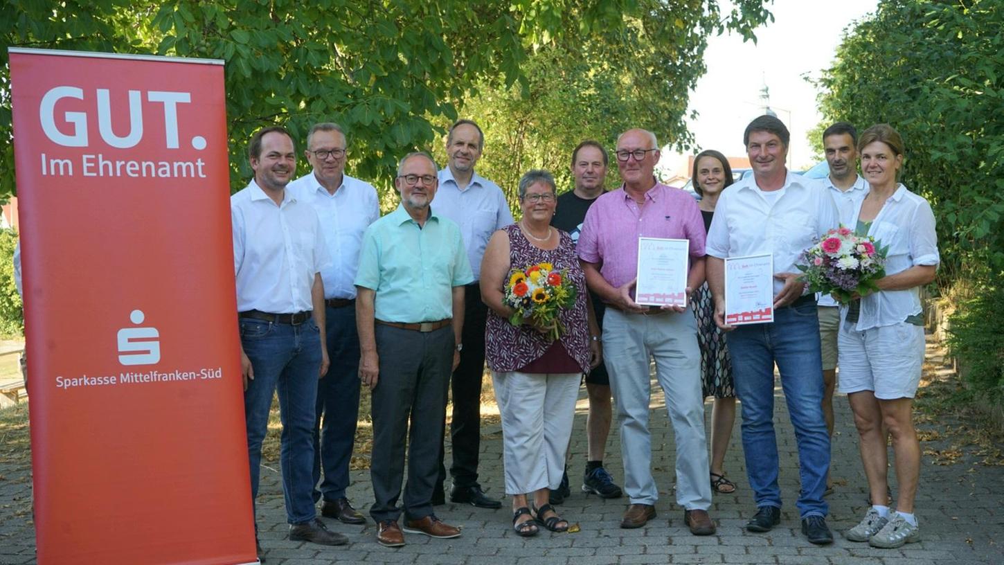 Ein Dorf mit viel Engagement: Die Ehrenamtspreise der Sparkasse für 2020 und 2021 gingen an die beiden Stopfenheimer Karl-Heinz Böhm (vorne links mit Urkunde) und Stefan Krach (vorne rechts mit Urkunde).  