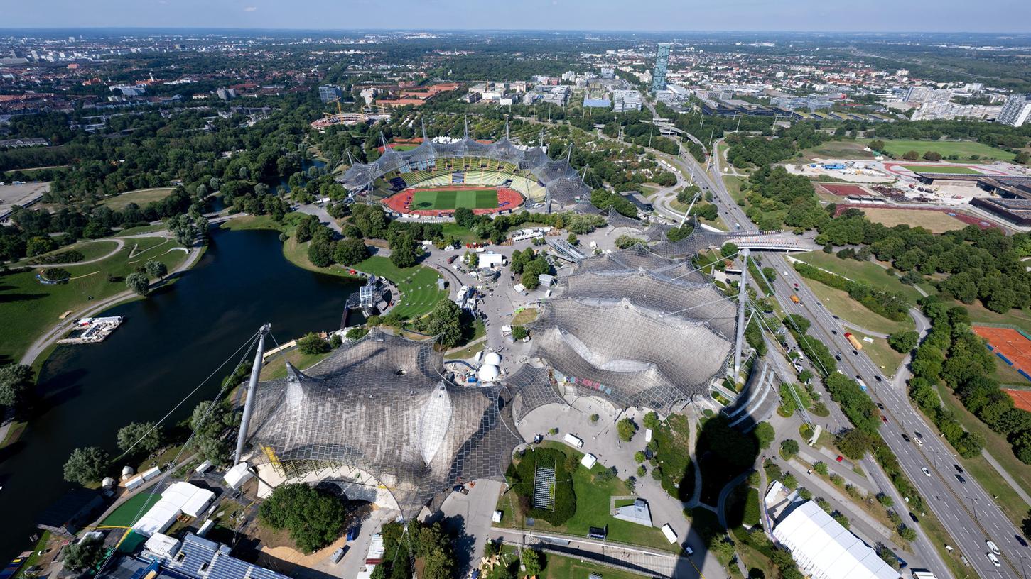Der Münchner Olympiapark von oben - mit dem Olympiastadion, der Olympiahalle und der Schwimmhalle. 
