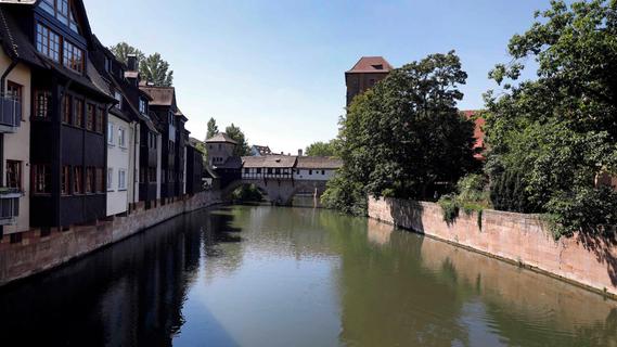 Leeres Pegnitzbett führt wieder Wasser: Experten untersuchen Störfall am Wehr in Nürnberg