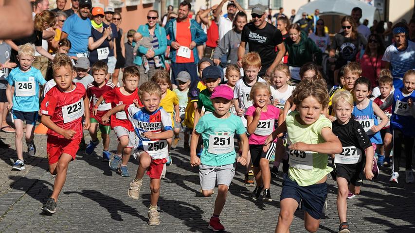 Foto: Salvatore Giurdanella Motiv: Laufsport, Burgfestlauf Hilpoltstein 2022 Datum: 8/22  Bambini + Schüler + Jugendliche