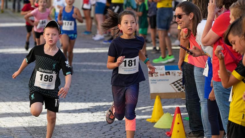 Foto: Salvatore Giurdanella Motiv: Laufsport, Burgfestlauf Hilpoltstein 2022 Datum: 8/22  Bambini + Schüler + Jugendliche