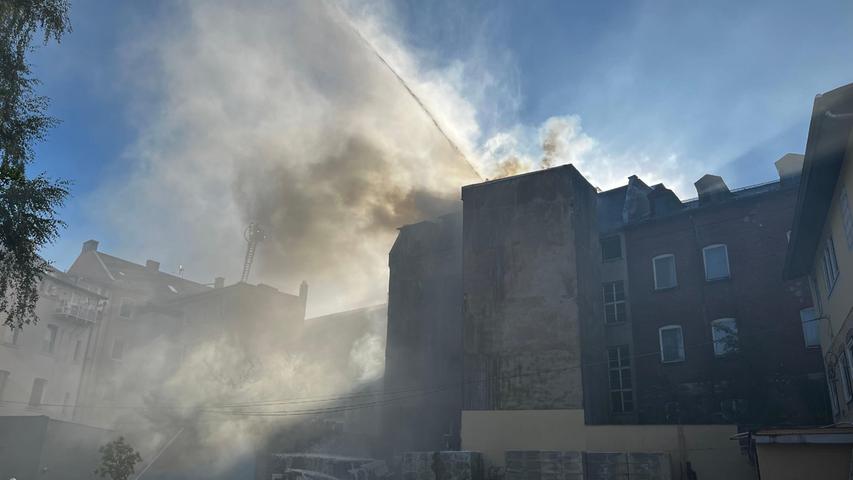 Nach aktuellen Informationen brennt in der Bachstraße/Marienstraße ein Gebäudeteil eines Mehrfamilienhauses. Einsatzkräfte sprechen von "Großlage".