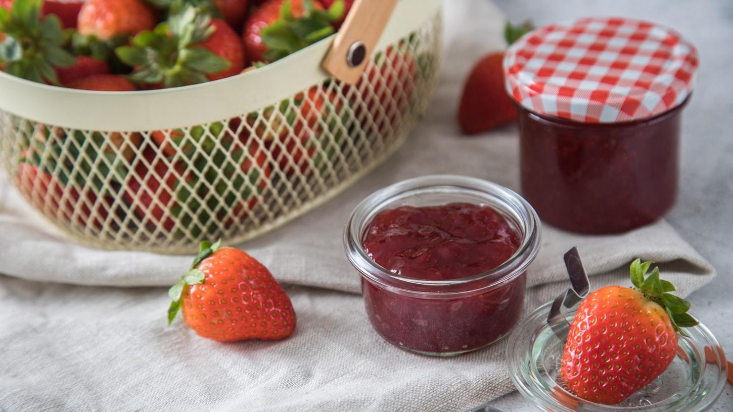 Wer die Erdbeermarmelade ohne Gelierzucker machen will, kann auch geraspelten Apfel oder Agar-Agar nehmen.