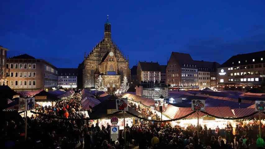 Dichtes Gedränge, Glühwein aus allen Ecken, bunte Lichter und die beste Weihnachtsstimmung: Der traditionelle Nürnberger Christkindlesmarkt bleibt das größte Event des Jahres.