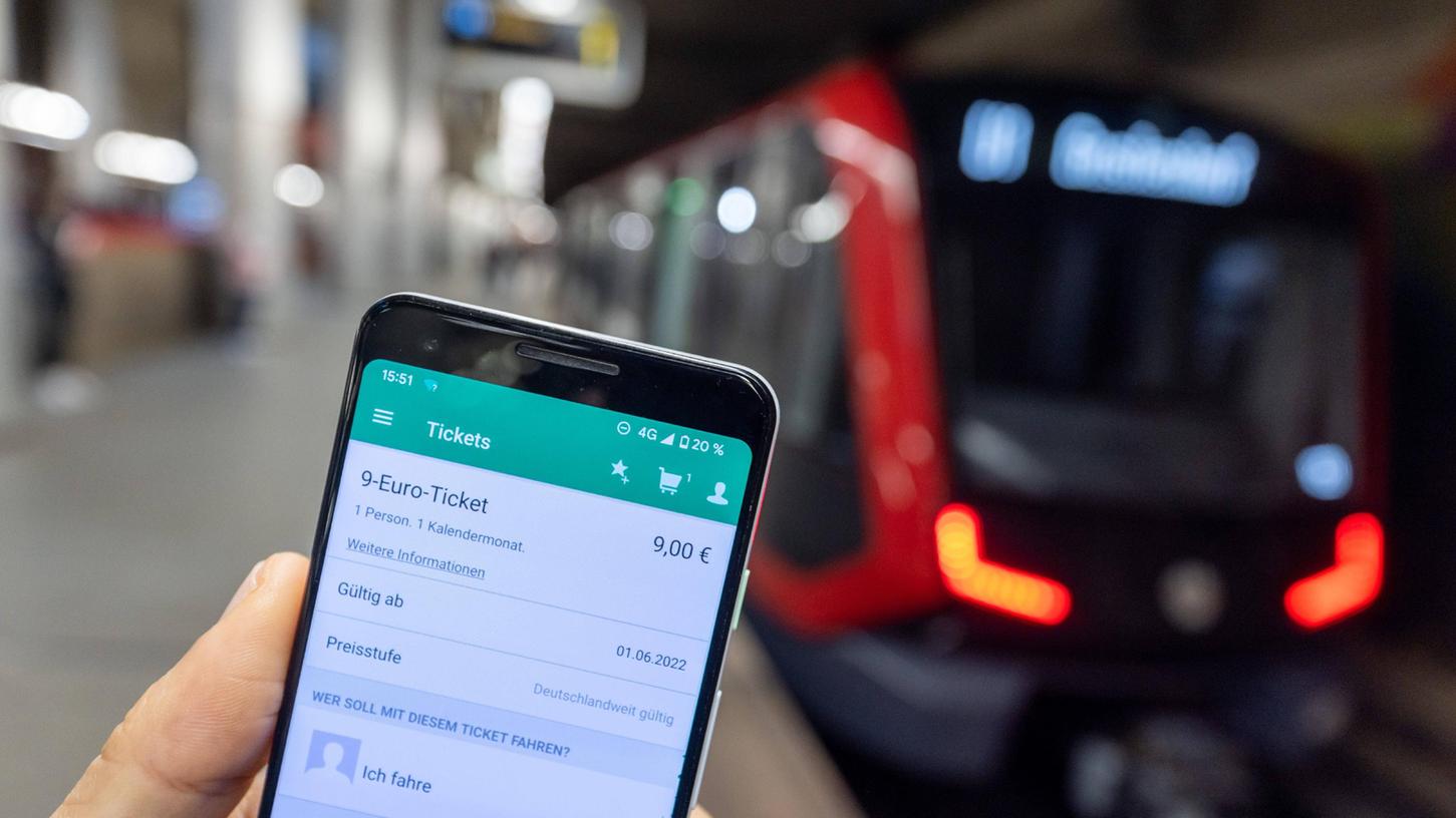 Das 9-Euro-Ticket ist ein voller Erfolg. Doch das Auto wird kaum weniger genutzt.
Das 9-Euro-Ticket ist ein voller Erfolg. Doch das Auto wird kaum weniger genutzt.