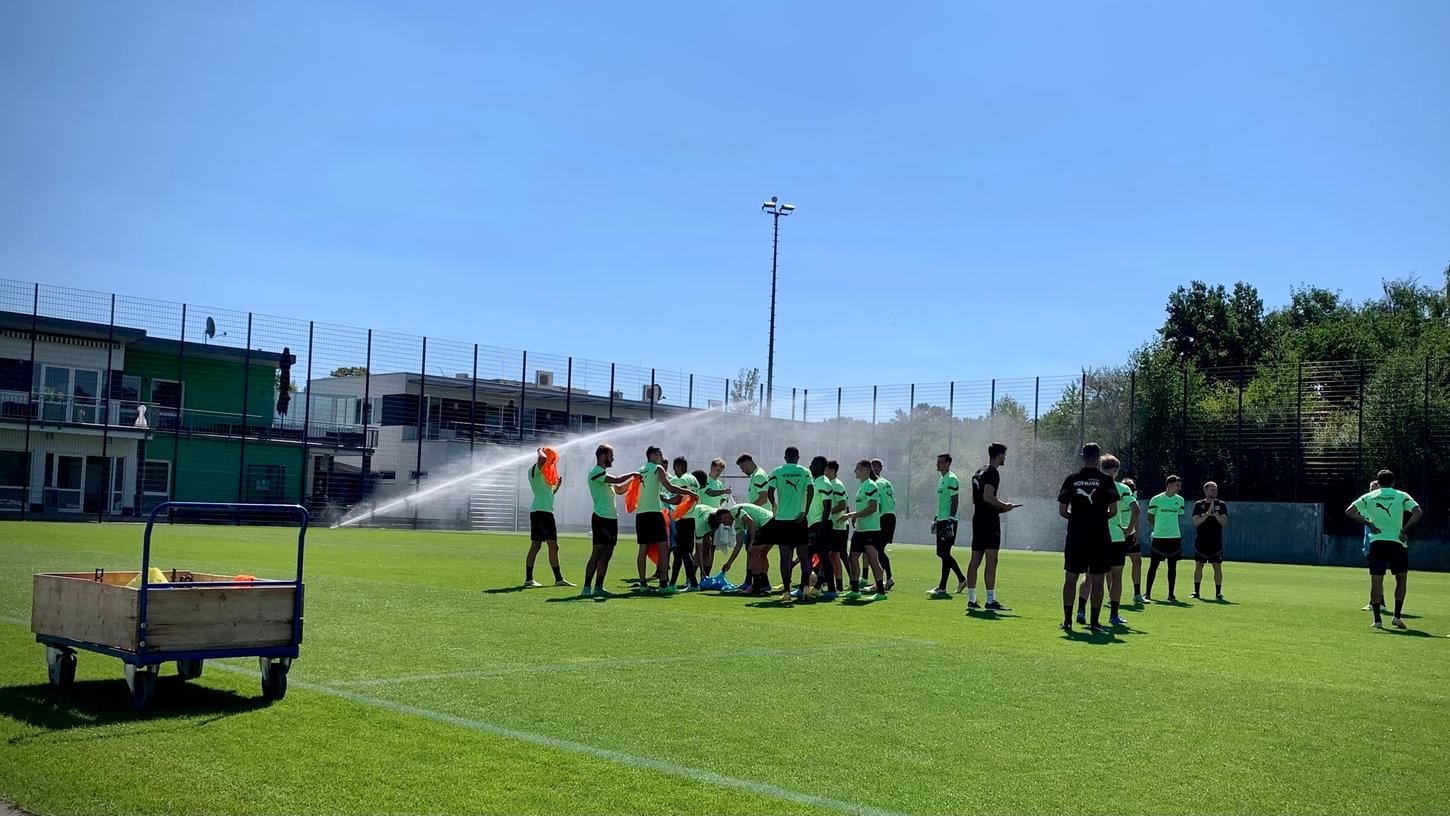 Bei strahlendem Sonnenschein startete das Kleeblatt die Vorbereitung auf das Auswärtsspiel in Düsseldorf. 