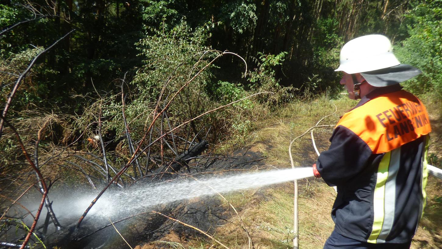 Feuerwehreinsatz bei Waischenfeld: Eine Starkstromleitung hat offensichtliche eine Waldbrand ausgelöst. Foto: Thomas Weichert; ; Feuerwehreinsatz bei Waischenfeld: Eine Starkstromleitung hat offensichtliche eine Waldbrand ausgelöst.