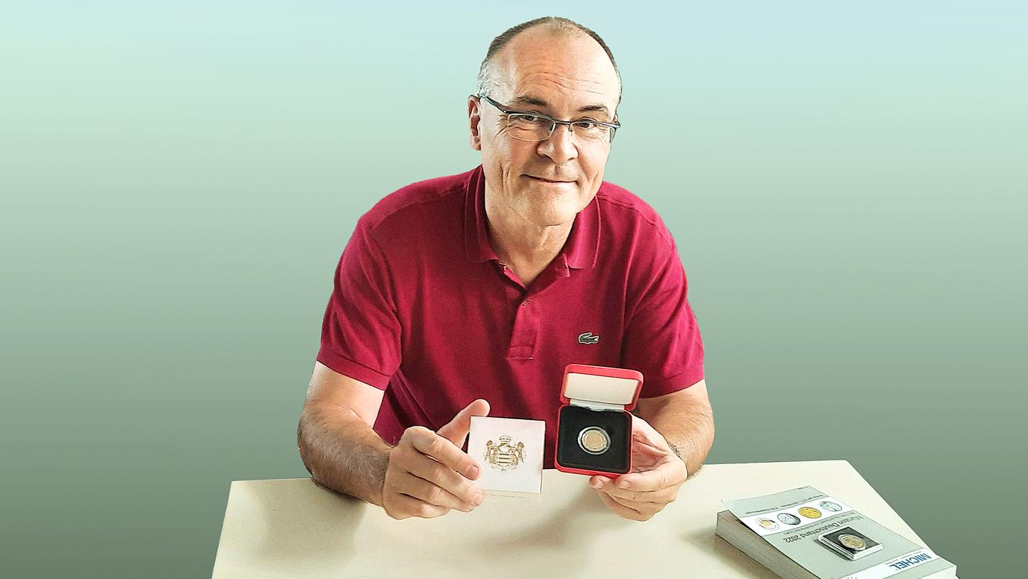 Münzexperte Uwe von Poblocki zeigt die Sonderprägung aus Monaco. Die Zwei-Euro-Münze ist 3000 Euro wert.