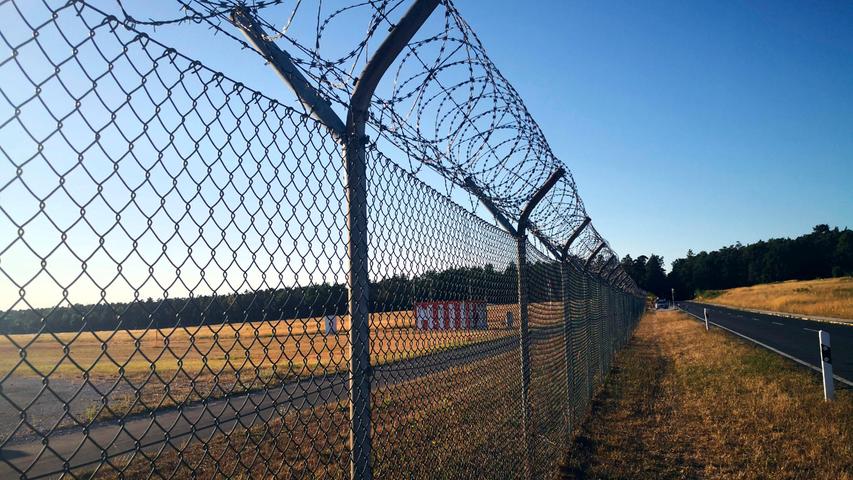 Auch, wenn diese Aufnahme wie aus einer Gefängnis-Doku aus Texas anmutet - zu sehen ist hier der Bereich rund um den Nürnberger Flughafen.