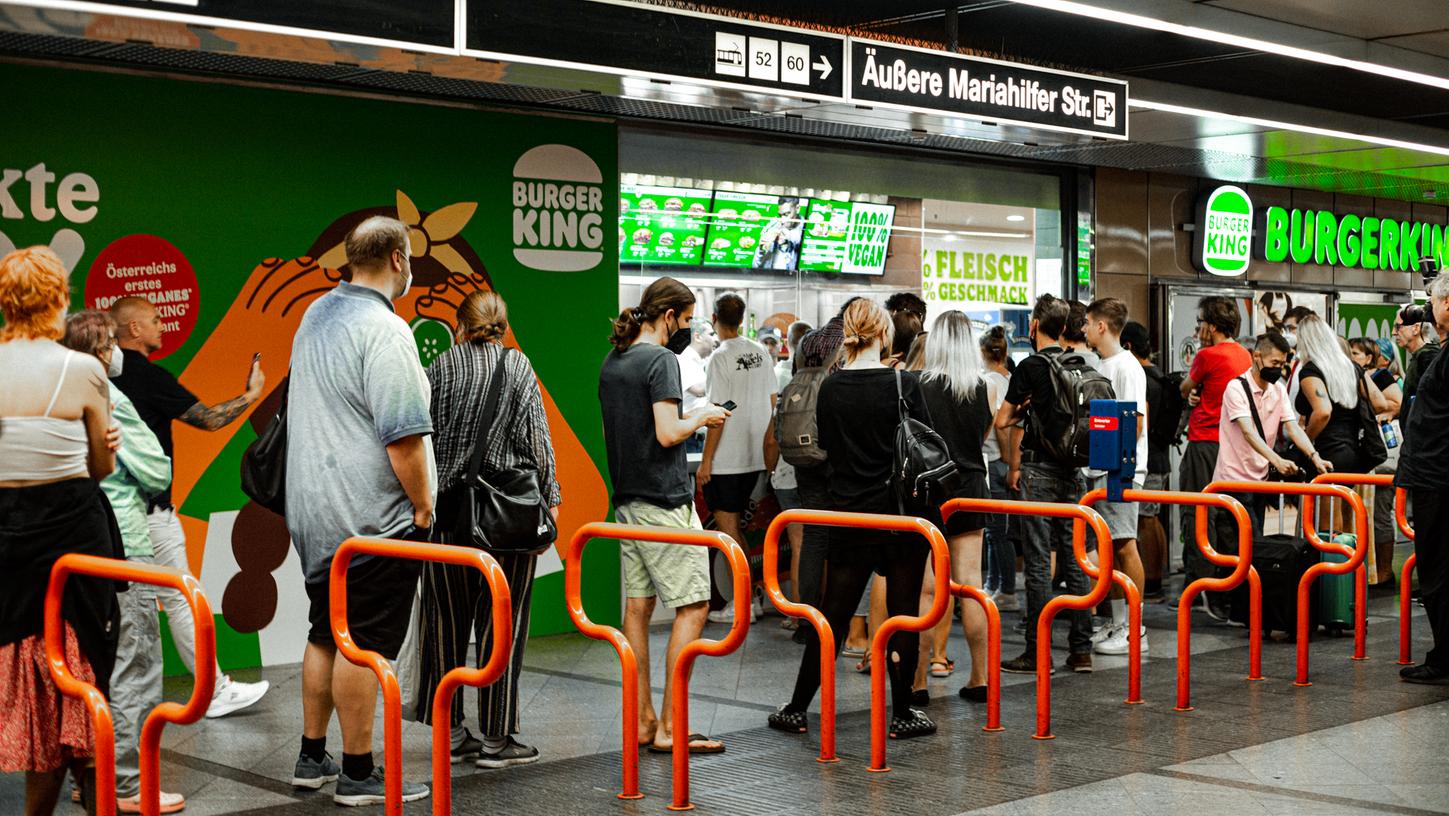 Das Interesse am Eröffnungstag des ersten zu 100 Prozent veganen Burger Kings in der U-Bahn-Station am Wiener Westbahnhof war groß.
