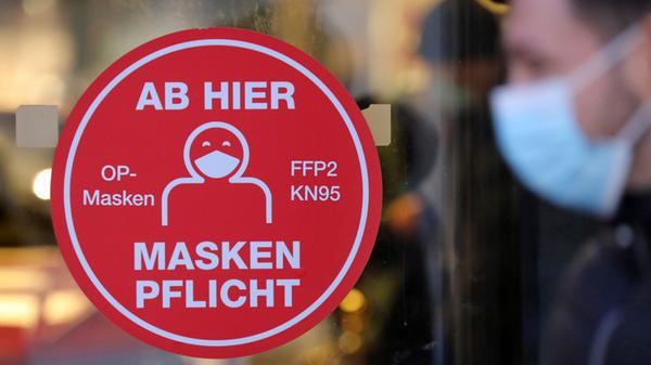 Die Bundesländer können zusätzlich auch eine Maskenpflicht (FFP2 oder medizinische Maske) in Innenräumen vorschreiben. Dies würde auch beim Besuch von Kultur-, Freizeit- oder Sportveranstaltungen und in der Gastronomie gelten. Doch es gibt eine Ausnahme: Wer einen negativen Corona-Test vorzeigt oder als geimpft oder genesen gilt, ist von der Maskenpflicht ausgenommen. Nötig ist ein Nachweis über einen negativen Corona-Test, eine Impfung oder eine Genesung mithilfe der Corona-Warnapp.