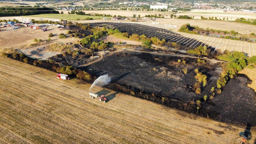 Feuer auf fränkischer Solaranlage - Landwirte helfen beim Löschen Feuer auf fränkischer Solaranlage - Landwirte helfen beim Löschen