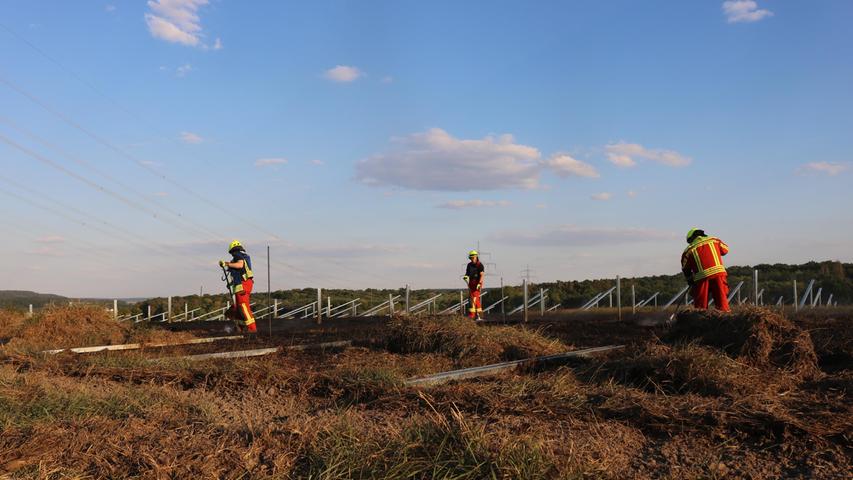 Feuer auf fränkischer Solaranlage - Landwirte helfen beim Löschen