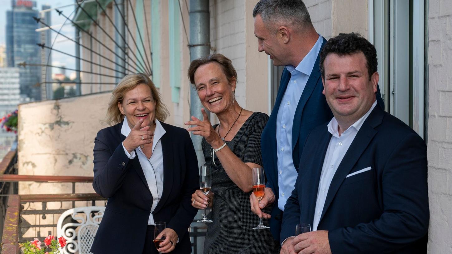 Besuch in Kiew: Deutsche Minister stoßen mit Sekt an und lachen gemeinsam - Reue folgt Besuch in Kiew: Deutsche Minister stoßen mit Sekt an und lachen gemeinsam - Reue folgt