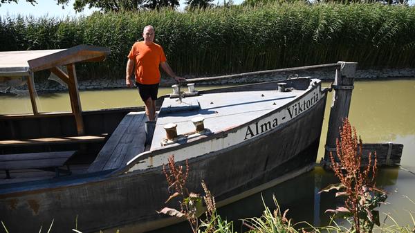 Zoff mit dem neuen Ludwigs-Kanal-Aufseher: Stahl platten und Schlösser an den neuen Schleusen lassen den Treidel-Kapitän Martin Deflorin mit Sohn Martin und seinen Rösser nicht mehr Teideln.An der Schleuse 25 zwischen Mühlhausen und Pollanten.