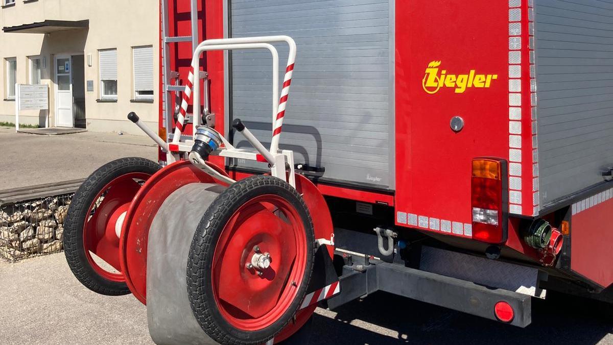 Mit einem Einsatzleitwagen und einem Löschgruppenfahrzeug rückte die Treuchtlinger Wehr in die Elkan-Naumburg-Straße aus.