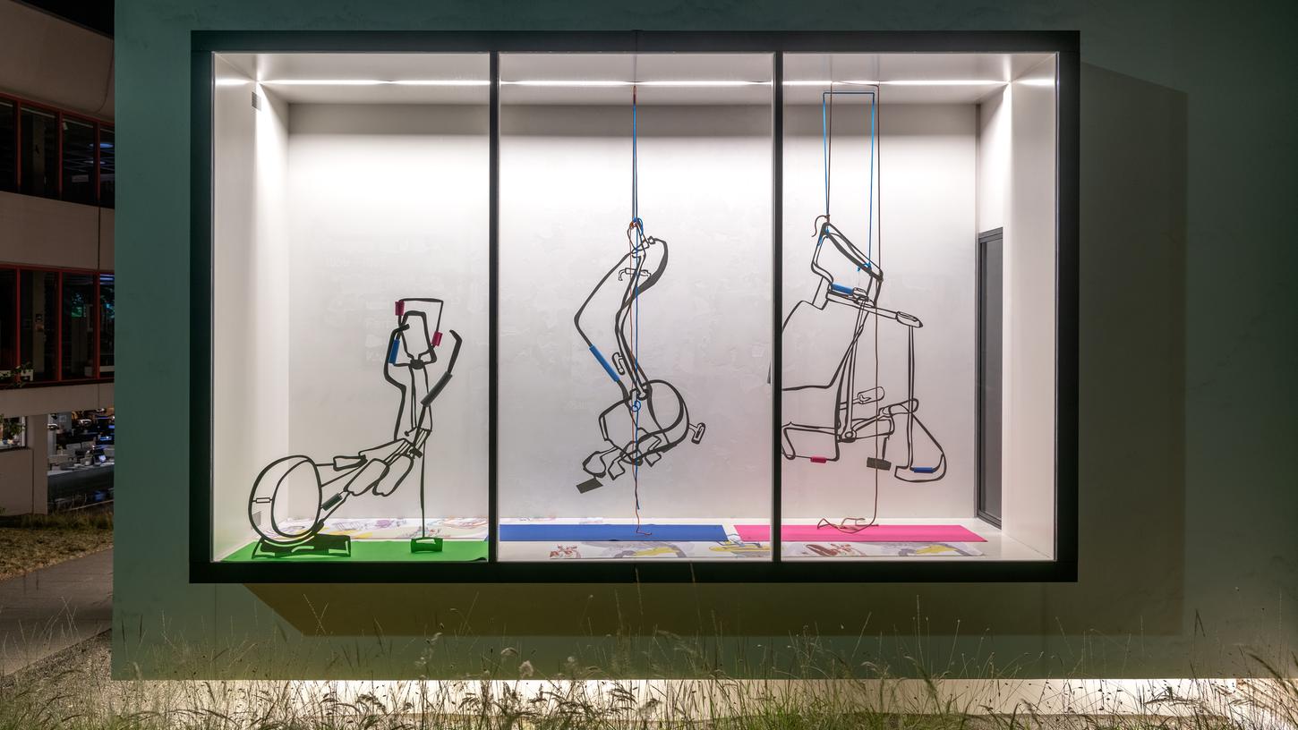 Verena Issels Installation "Fitness", gut beleuchtet in der Außenvitrine des Museum Lothar Fischer.