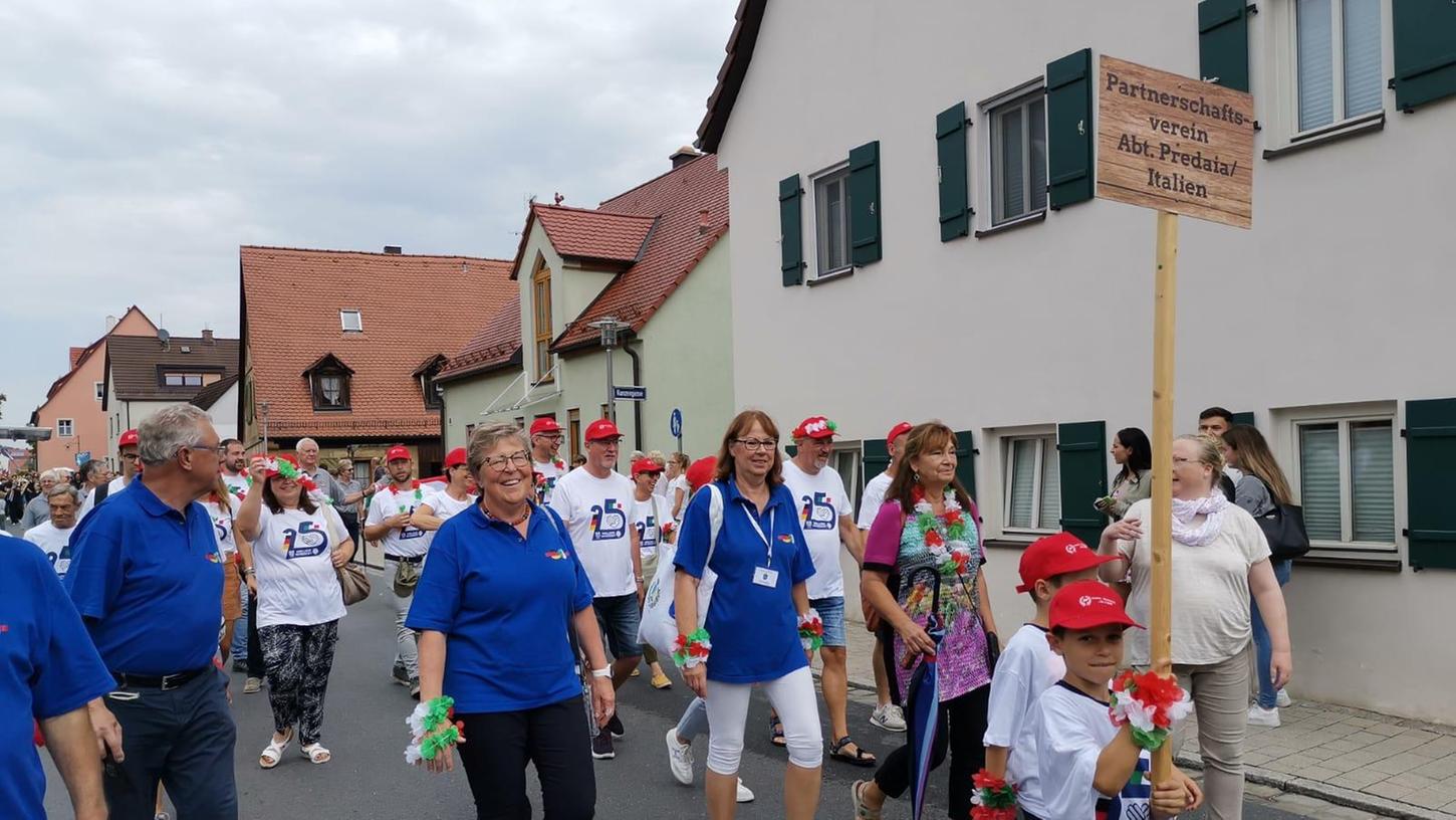 Heroldsberg feierte 25. Jubiläum der Partnerschaft mit Predaia (Südtirol); hier der Festzug.