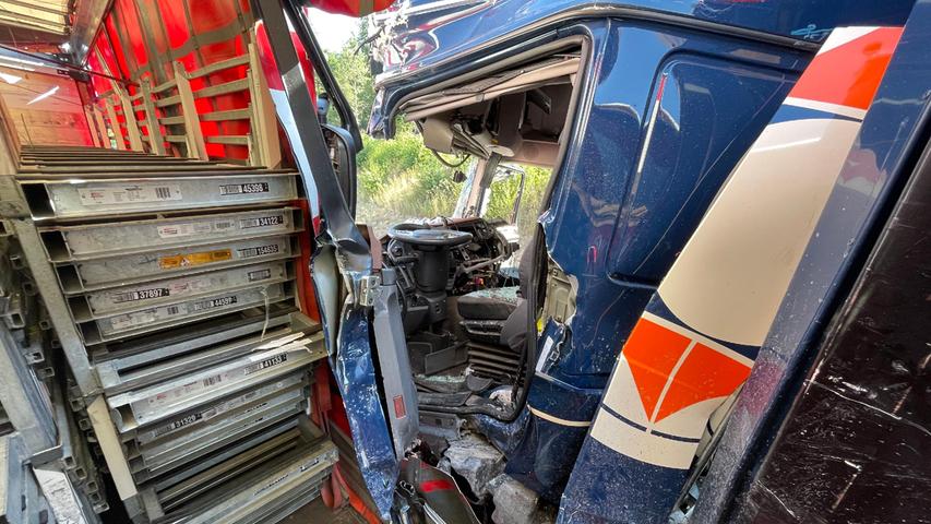 Trümmerfeld auf der A9: Mann nach Lkw-Unfall in Führerhaus eingeklemmt