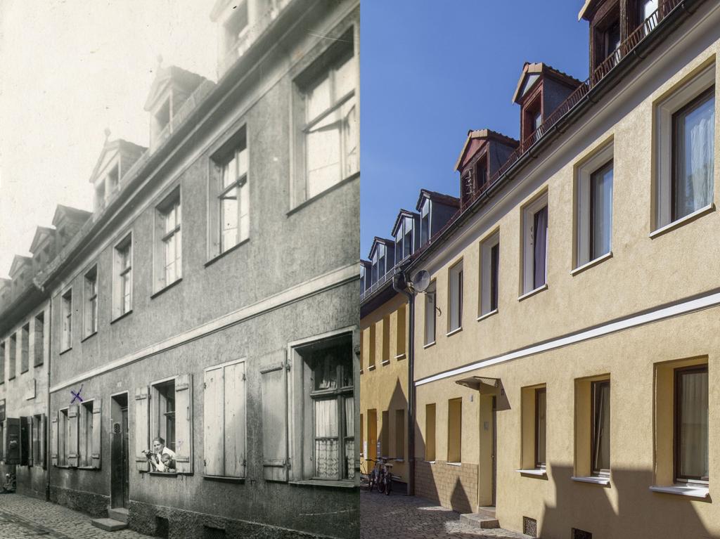 1924 war aus dem früheren Stall Untere Kieselbergstraße 16 ein schmuckes Vorstadtmietshaus mit einfacher, aber wohlgestalteter Putzfassade geworden (links). Die letzten 98 Jahre hat man die Hausfassade immerhin nicht verunstaltet, auch wenn die lochartigen Fenster und die geflammten „Pisskacheln“ ihr keinen Gefallen tun (rechts).  